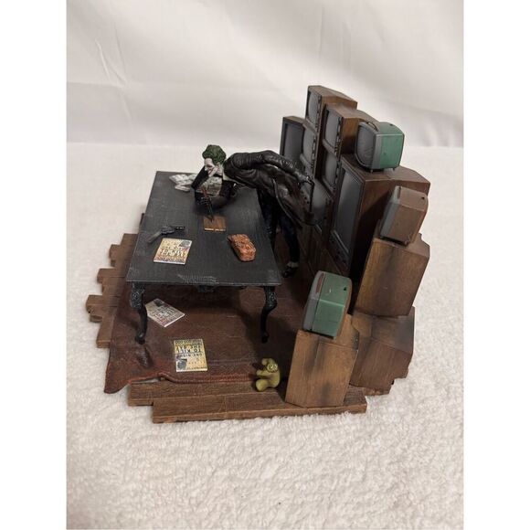 Batman Arkham Origins Collector's Edition Joker Statue With Illuminating TVs/201 - Picture 14 of 16